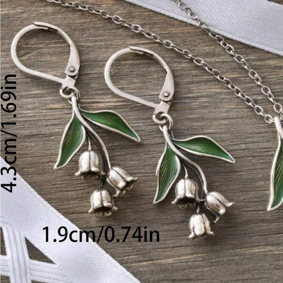 NWOT Silver Lily Flower Jewelry Set Necklace and Earrings - Picture 3 of 3